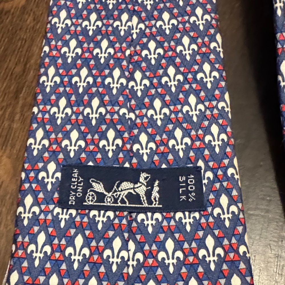 Hermes 100% Silk Tie with Fleur-De-Lis Pattern 7137 FA - Picture 5 of 5